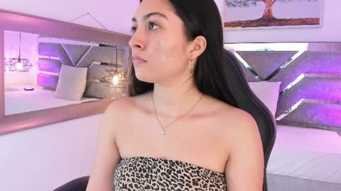Snapshot of emelie_ch_ chatting on June 17, 4:15 am Emily online show from June 17, 4:15 am