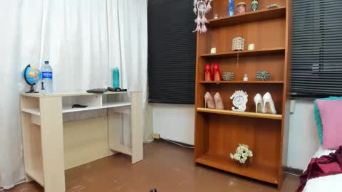 Snapshot of emely_garcia chatting on December 5, 12:30 am Emely   online show from December 5, 12:30 am