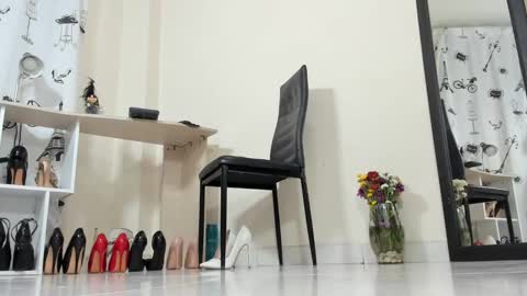 Snapshot of emely_garcia chatting on February 14, 12:51 am Emely   online show from February 14, 12:51 am