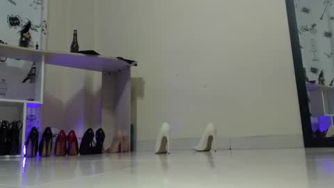 Snapshot of emely_garcia chatting on February 27, 1:27 am Emely   online show from February 27, 1:27 am