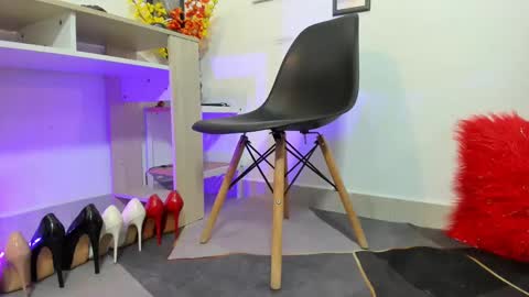 Snapshot of emely_garcia chatting on September 26, 2:43 pm Emely   online show from September 26, 2:43 pm