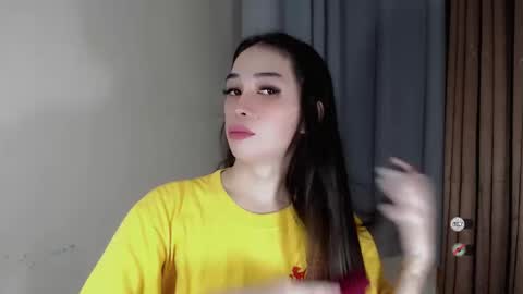 Snapshot of emelyn_fuckdoll chatting on December 3, 8:27 am Scarlett online show from December 3, 8:27 am