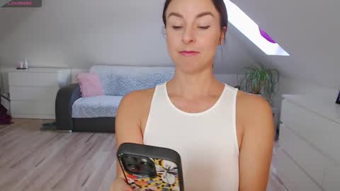 Snapshot of emerald_kittycat chatting on September 19, 9:54 am just me online show from September 19, 9:54 am