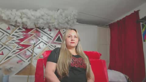 Snapshot of emeraldcurbesexxxy chatting on December 16, 5:34 am emeraldcurbesexxxy online show from December 16, 5:34 am