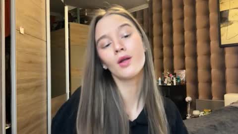 Snapshot of emi__ly chatting on November 27, 6:26 am emi__ly online show from November 27, 6:26 am