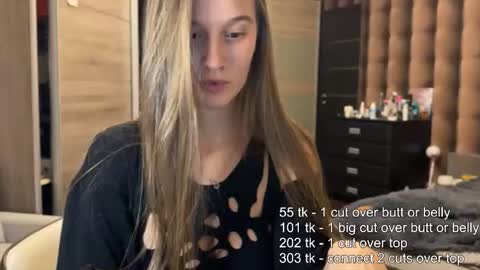 Snapshot of emi__ly chatting on November 28, 6:43 pm emi__ly online show from November 28, 6:43 pm