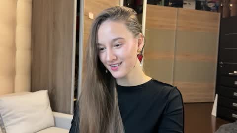 Snapshot of emi__ly chatting on December 2, 7:03 am emi__ly online show from December 2, 7:03 am