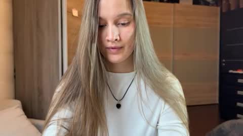 Snapshot of emi__ly chatting on December 17, 7:47 am emi__ly online show from December 17, 7:47 am