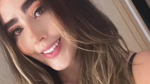 Snapshot of emi_royse chatting on February 25, 9:35 pm emi_royse online show from February 25, 9:35 pm