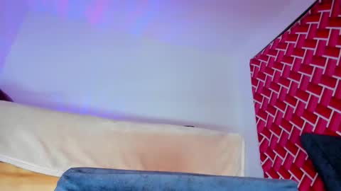 Emi online show from February 2, 10:30 pm