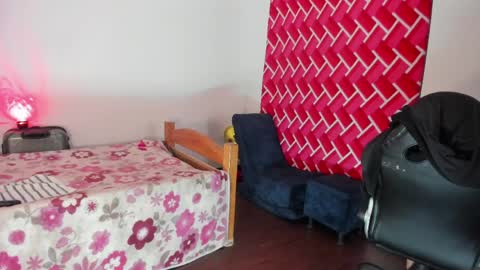 Snapshot of emiily15_ chatting on May 24, 6:57 pm Emi online show from May 24, 6:57 pm
