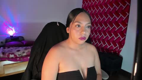 Snapshot of emiily15_ chatting on May 31, 7:15 pm Emi online show from May 31, 7:15 pm