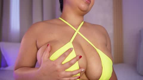 Snapshot of emiily_bell chatting on December 5, 9:39 pm    online show from December 5, 9:39 pm