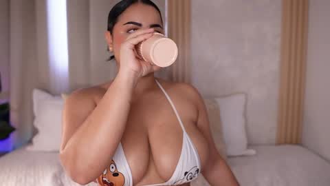 Snapshot of emiily_bell chatting on December 25, 9:54 pm    online show from December 25, 9:54 pm