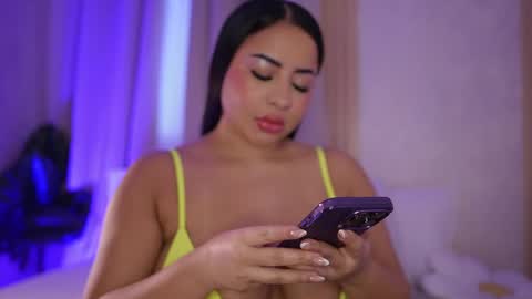 Snapshot of emiily_bell chatting on February 18, 10:36 pm    online show from February 18, 10:36 pm