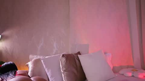 Snapshot of emiily_bell chatting on March 12, 11:53 am    online show from March 12, 11:53 am