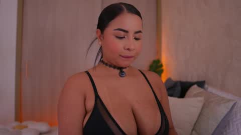 Snapshot of emiily_bell chatting on September 10, 4:34 am    online show from September 10, 4:34 am