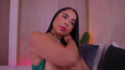 Snapshot of emiily_bell chatting on September 12, 8:31 pm    online show from September 12, 8:31 pm