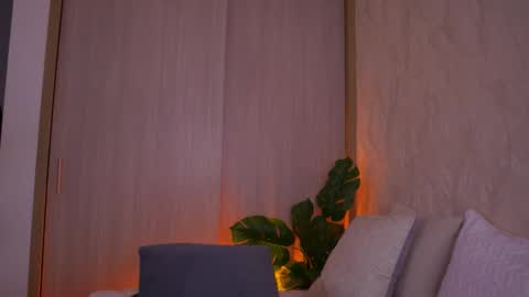 Snapshot of emiily_bell chatting on September 13, 11:43 am    online show from September 13, 11:43 am