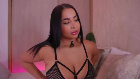 Snapshot of emiily_bell chatting on September 15, 8:20 pm    online show from September 15, 8:20 pm