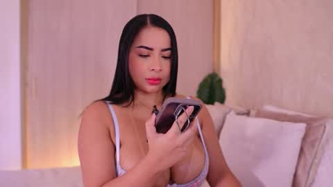 Snapshot of emiily_bell chatting on September 24, 7:17 pm    online show from September 24, 7:17 pm