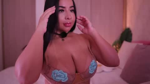 Snapshot of emiily_bell chatting on October 8, 9:23 pm    online show from October 8, 9:23 pm