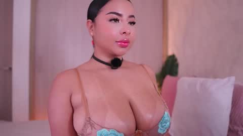 Snapshot of emiily_bell chatting on October 16, 7:26 pm    online show from October 16, 7:26 pm