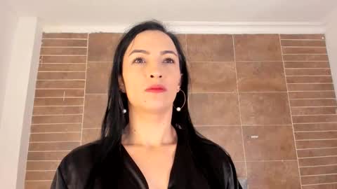 Snapshot of emiily_smile chatting on October 22, 11:32 am Emily online show from October 22, 11:32 am