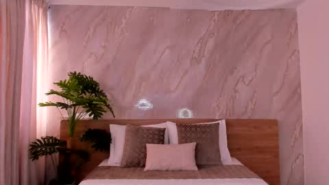 Snapshot of emiily_smile chatting on November 23, 1:55 pm Emily online show from November 23, 1:55 pm