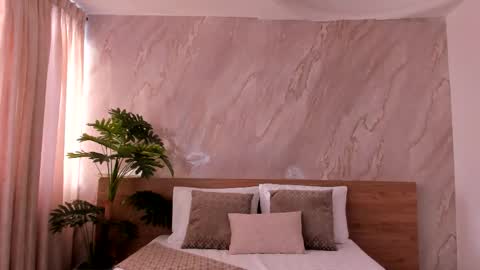 Snapshot of emiily_smile chatting on December 15, 12:53 pm Emily online show from December 15, 12:53 pm