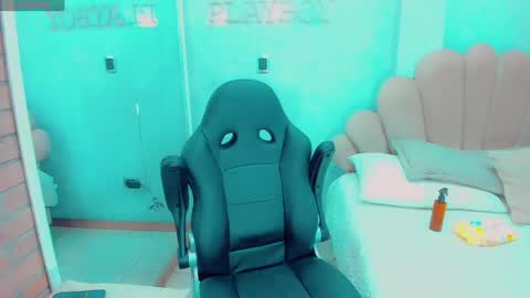 EmillySaenz online show from April 22, 2:03 am