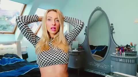 Snapshot of emilachat chatting on January 31, 9:16 am Emila online show from January 31, 9:16 am