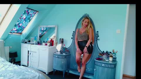 Snapshot of emilachat chatting on February 7, 1:01 pm Emila online show from February 7, 1:01 pm