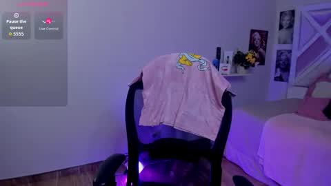 emilayton_ online show from September 24, 8:34 pm