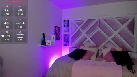 emilayton_ online show from October 3, 7:22 pm