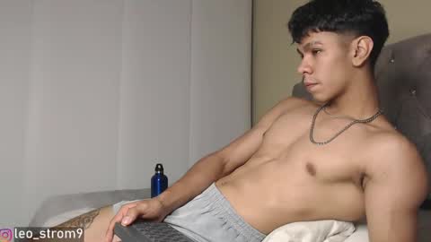 Snapshot of emile_239 chatting on January 25, 3:40 am emile_239 online show from January 25, 3:40 am