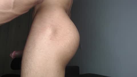 Snapshot of emile_239 chatting on December 1, 1:32 am emile_239 online show from December 1, 1:32 am