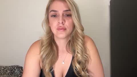 emilelovesyou online show from November 11, 6:13 am