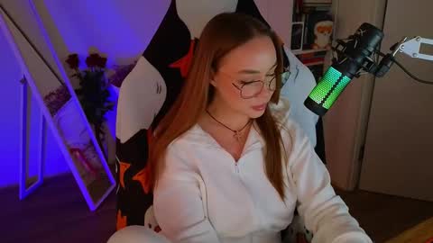 Snapshot of emili1_bc chatting on March 11, 12:17 pm Emili online show from March 11, 12:17 pm