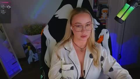 Snapshot of emili1_bc chatting on September 9, 11:04 pm Emili online show from September 9, 11:04 pm