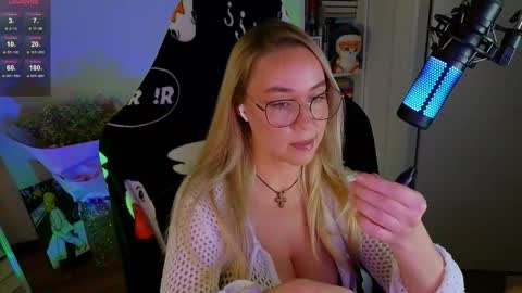 Snapshot of emili1_bc chatting on October 9, 1:09 pm Emili online show from October 9, 1:09 pm