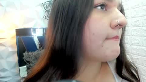 Snapshot of emili_rey chatting on May 12, 3:25 am EMILI online show from May 12, 3:25 am