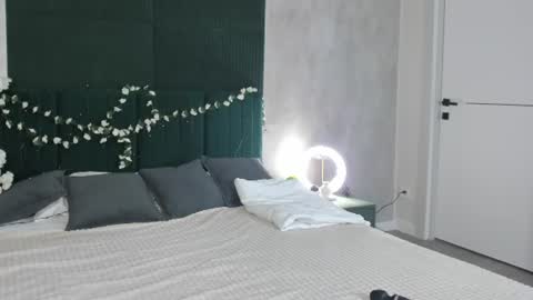 Snapshot of emilia_cross chatting on July 3, 12:17 am Emilia online show from July 3, 12:17 am