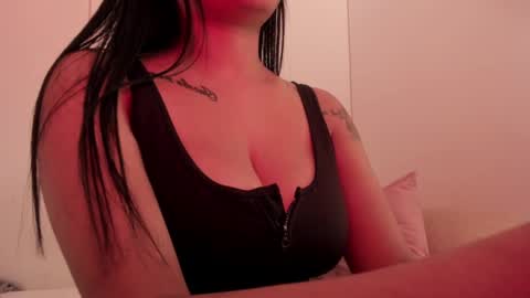 Snapshot of emilia_ghendle chatting on December 5, 3:48 am Emilia Big Boobs online show from December 5, 3:48 am