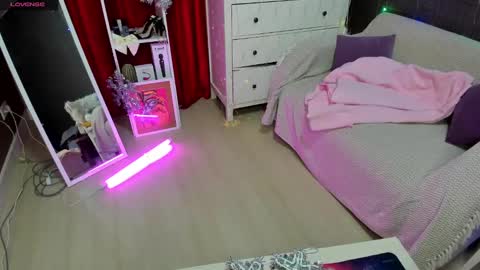 Snapshot of emiliyaqueen chatting on December 3, 1:52 am Emiliya online show from December 3, 1:52 am