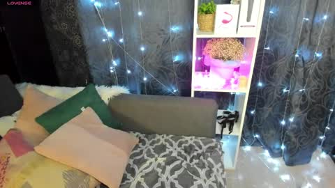 Snapshot of emiliyaqueen chatting on February 3, 2:14 am Emiliya online show from February 3, 2:14 am