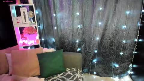 Snapshot of emiliyaqueen chatting on February 8, 2:26 am Emiliya online show from February 8, 2:26 am