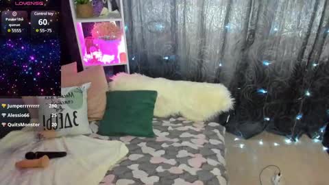 Snapshot of emiliyaqueen chatting on February 15, 5:19 am Emiliya online show from February 15, 5:19 am