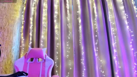 Snapshot of emiliyaqueen chatting on February 22, 2:17 am Emiliya online show from February 22, 2:17 am