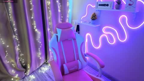 Snapshot of emiliyaqueen chatting on February 24, 8:06 am Emiliya online show from February 24, 8:06 am